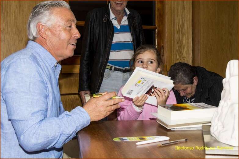 Espiño firmó ejemplares de su última novela (Foto Ildefonso Rodríguez)